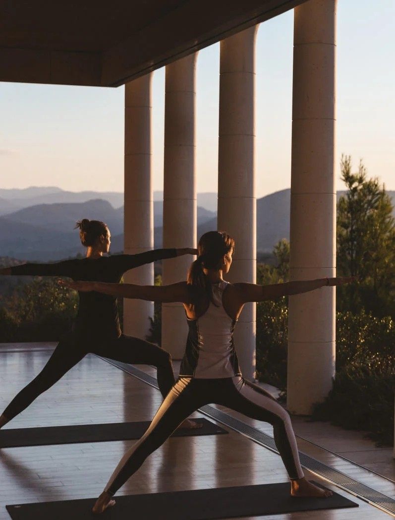 Edward Tuttle-希腊安缦卓熠 Amanzoe_amanzoe_greece_-_yoga_at_sunrise.webp.jpg