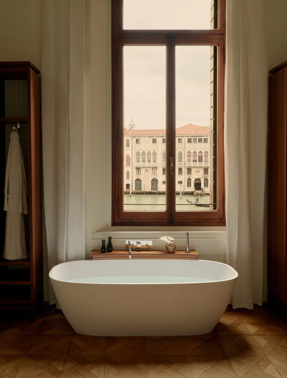 Jean-Michel Gathy -安缦威尼斯  Aman Venice_aman-venice-accommodation-maddalena-stanza-canal-grande-bathroom_1.webp.jpg