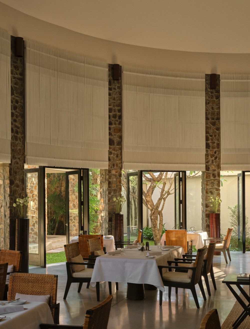 Kerry Hill-柬埔寨暹粒安缦萨拉 Amansara_amansara_cambodia_-_resort_architecture_the_dining_room.jpg