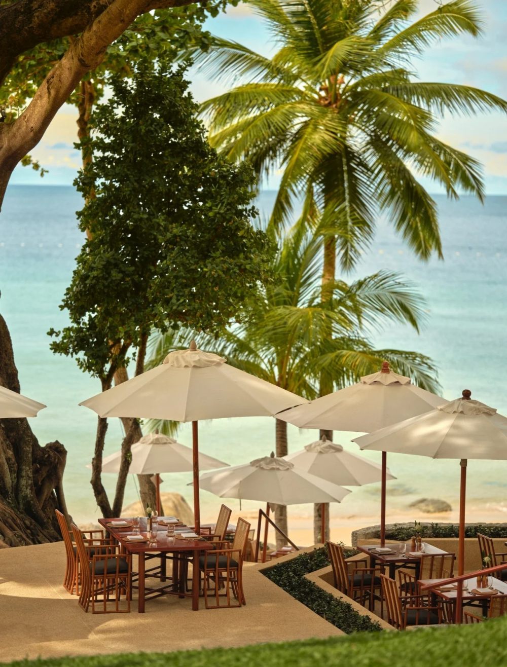 Edward Tuttle-安缦璞瑞 Amanpuri_amanpuri_thailand_-_dining_beach_terrace_table_setup_upper_deck_view_andaman_sea.webp.jpg