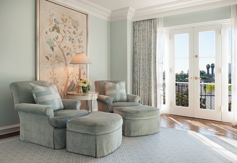 比华利山半岛酒店  Beverly Hills Peninsula_10-grand-deluxe-suite-blue-suite-master-bedroom-sitting-area.jpg