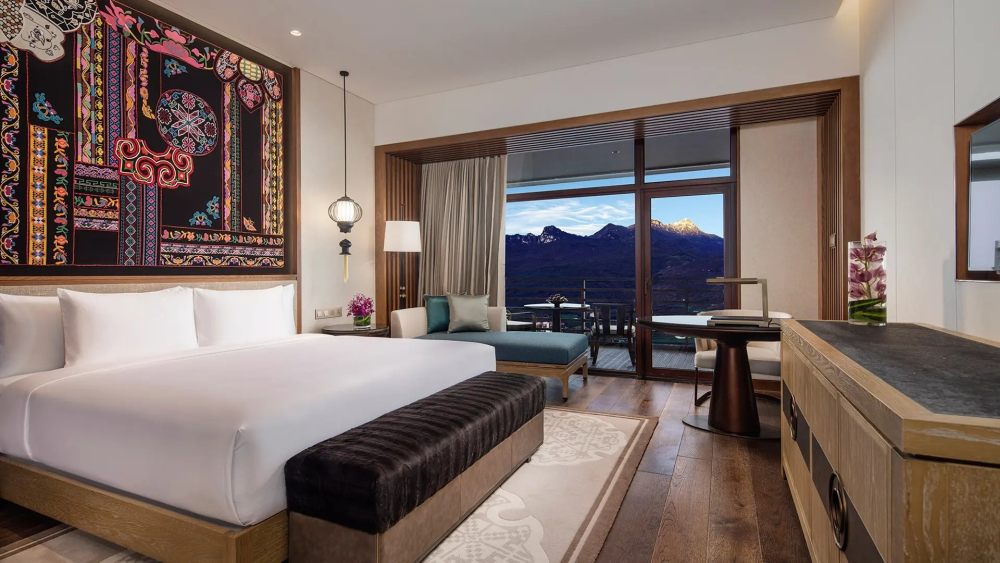 九寨沟悦榕庄 Banyan Tree Jiuzhaigou_image_url=https://www.banyantree.com/assets/2021-12/bt-jiuzhaigou-mountain-room-king-hero.webp.jpg