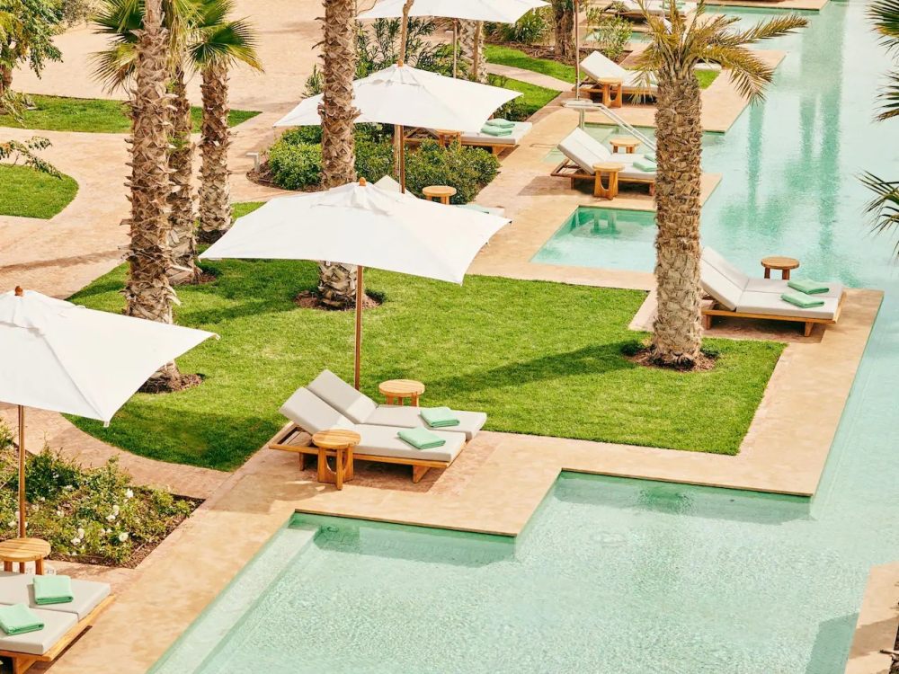 马拉喀什柏悦酒店 Park Hyatt Marrakech_MARPH-P0179-Oasis-Pool-Sunbeds-Overlooking-Sunshades.4x3.webp.jpg