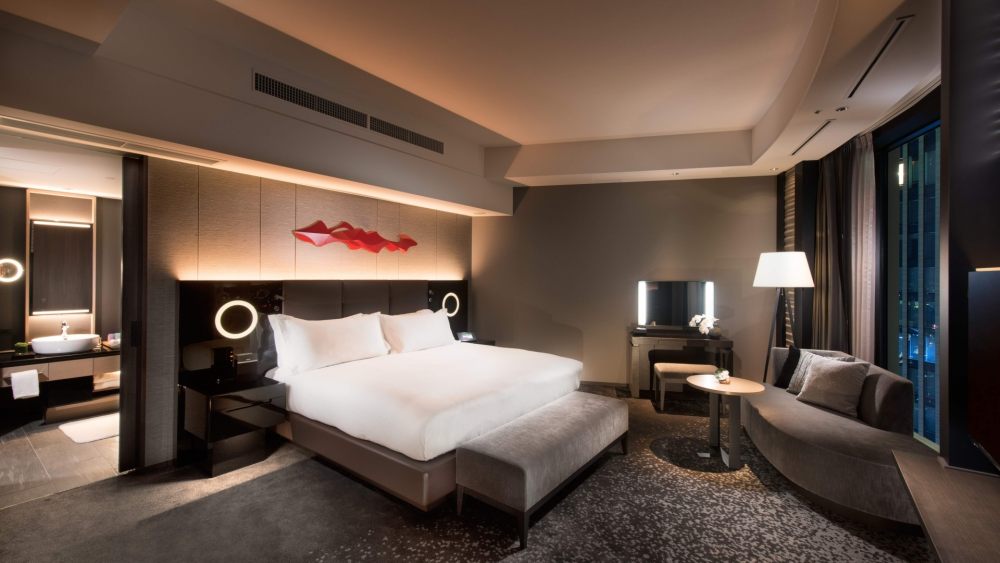 大阪康莱德酒店 Conrad Osaka_KingExecutiveCornerSuiteBedroom.webp.jpg