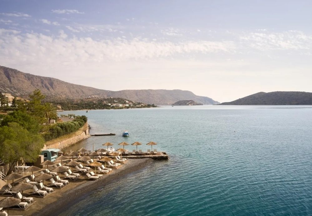 希腊伊罗达度假村 Domes Aulūs Elounda_Beach-with-Sunbeds-at-Domes-Aulus-Elounda.webp.jpg