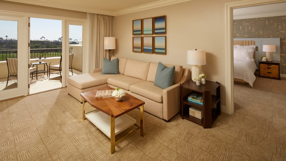 华尔道夫君主海滩度假村 Waldorf Astoria Monarch Beach Resort_Signature_Suite_Living_Room.webp.jpg