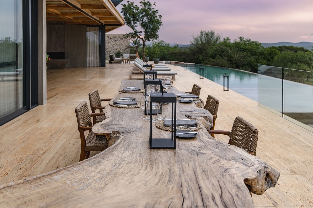 aUltOnNYClf9olI8_SouthAfricaHouseDuskTerraceDiningTableandInfinityPoolView.jpg