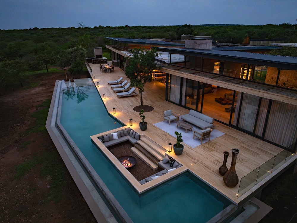 aUltZXNYClf9olJR_SouthAfricaHouseAerialExteriorDuskViewOverlookingthePoolandViewingDeck.jpg