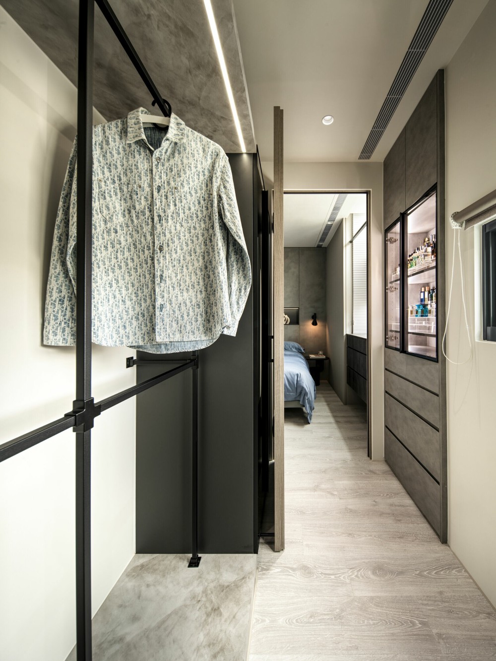 中古屋 | 逸乔设计 | 2026 | 中国台湾_全屋運用系統櫃、鐵件與特殊塗料交織出現代質感，材質之間的轉換都細膩而輕巧。木質地板帶著溫度，草綠色的班傑明塗料在自然光下散發柔和光澤。.jpg