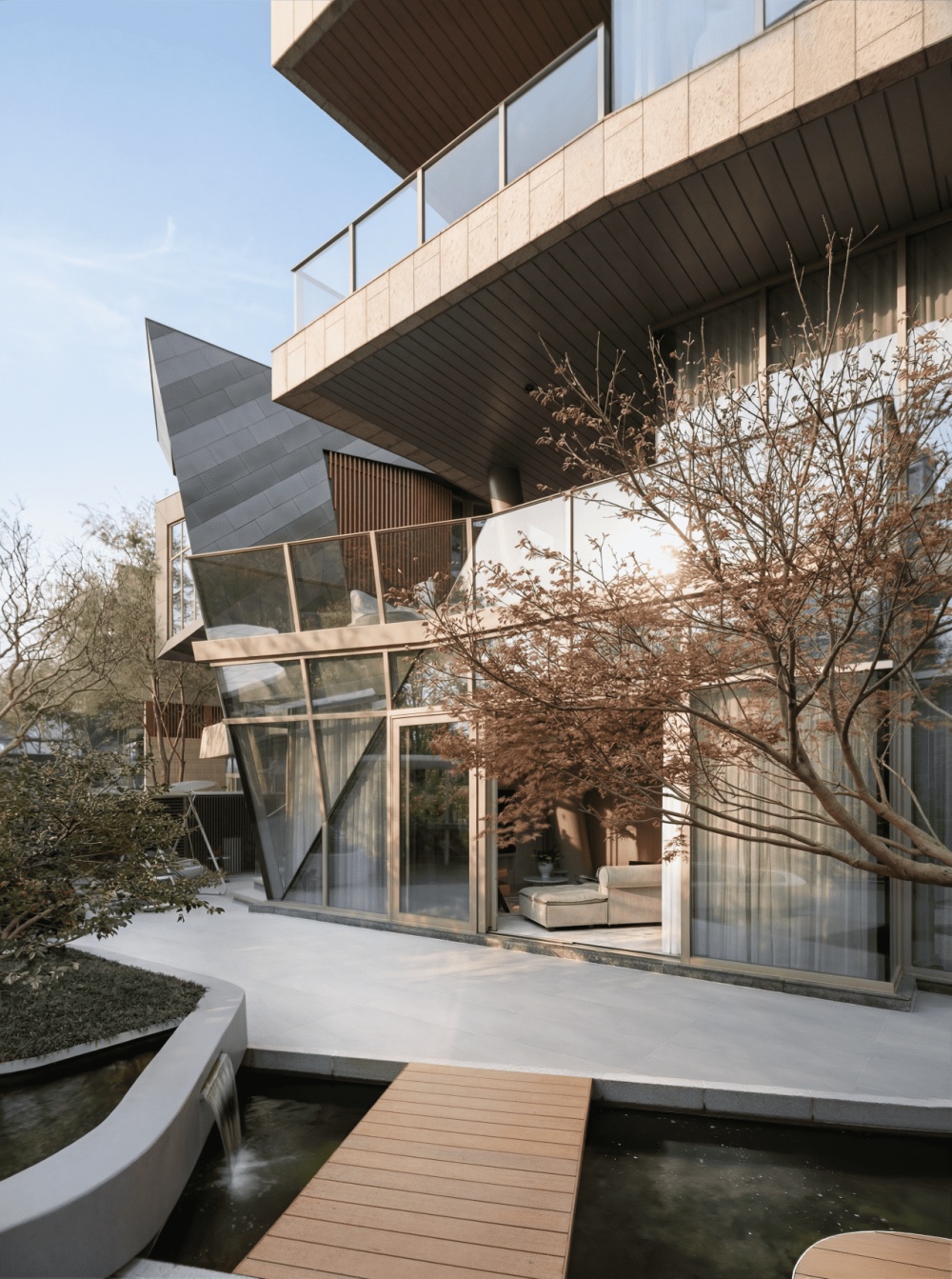 原建筑的结构坦诚而粗粝，带着一种未经驯化的生硬感。设计师并未试图用横平竖直去强行矫正，而是以“弧线” ...