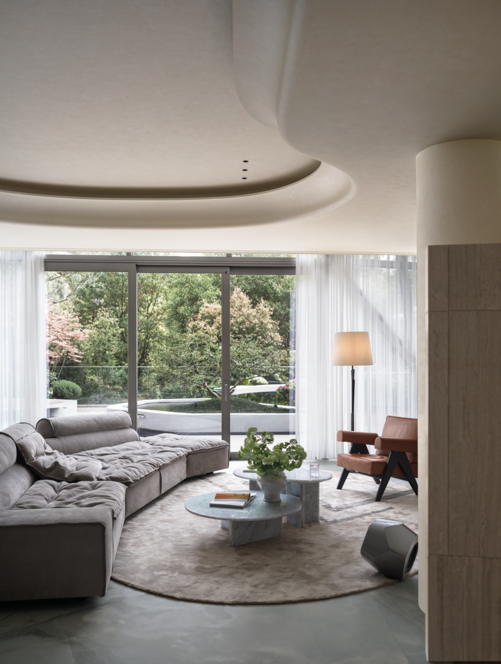 设计的第一步，是对空间价值进行重新排序。负一层被打造为家庭的“融合空间”，不再只是采光不佳的杂物区， ...