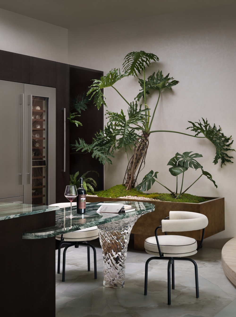 原空间楼梯占用较大面积，中后部黑暗无光，设计师巧妙采用模拟天光的方式点亮西厨吧台区，光线随心情变化调 ...