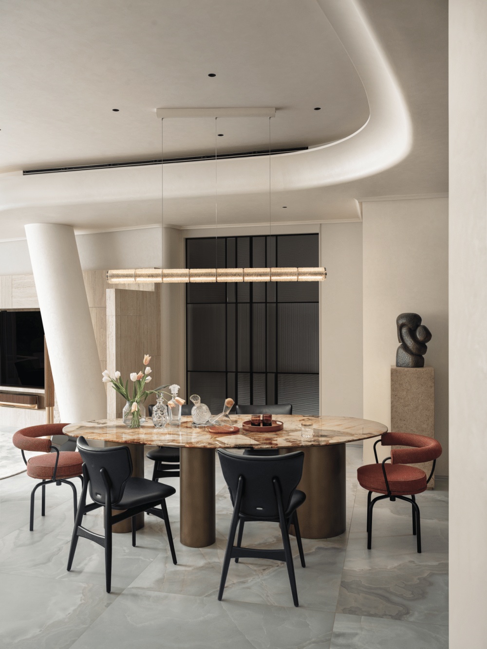 女主人可在此泡茶会友，男主人可小酌畅谈，孩子们在壁炉旁玩耍观影。中厨与早餐台联动，后勤与访客动线分离 ...