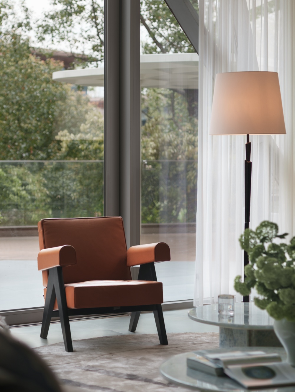 一层将最好的景观留给孩子的学习与成长。视野最佳、绿意最浓的位置给了两个孩子的学习空间，让自然成为专注 ...