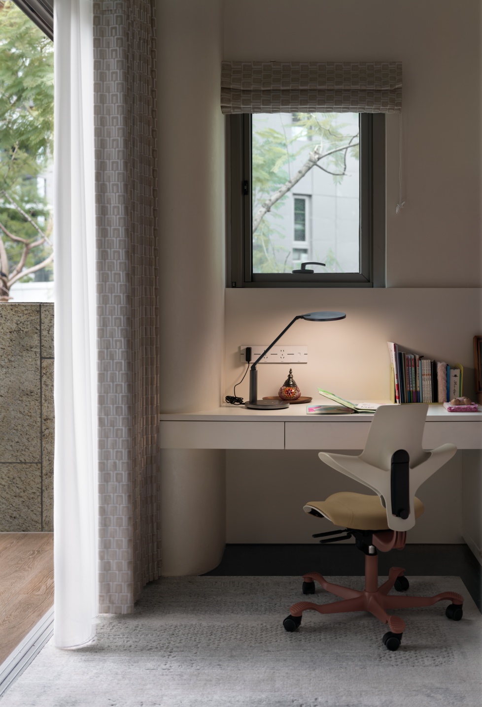 二层是男女主人的私密休憩天地。男主人有一个带露台的独立小书房，可独处阅读或工作。主卧床头朝向被扭转， ...