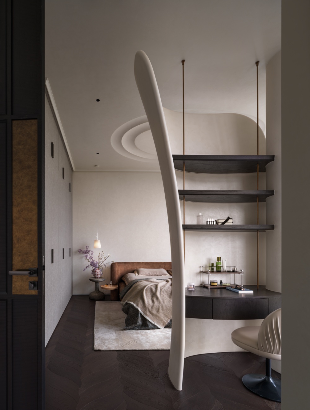 特别的是“挪威绿”石材的运用，既是对窗外自然景观的室内呼应，也让空间拥有了可以被感知的、绿色的奢侈。 ...