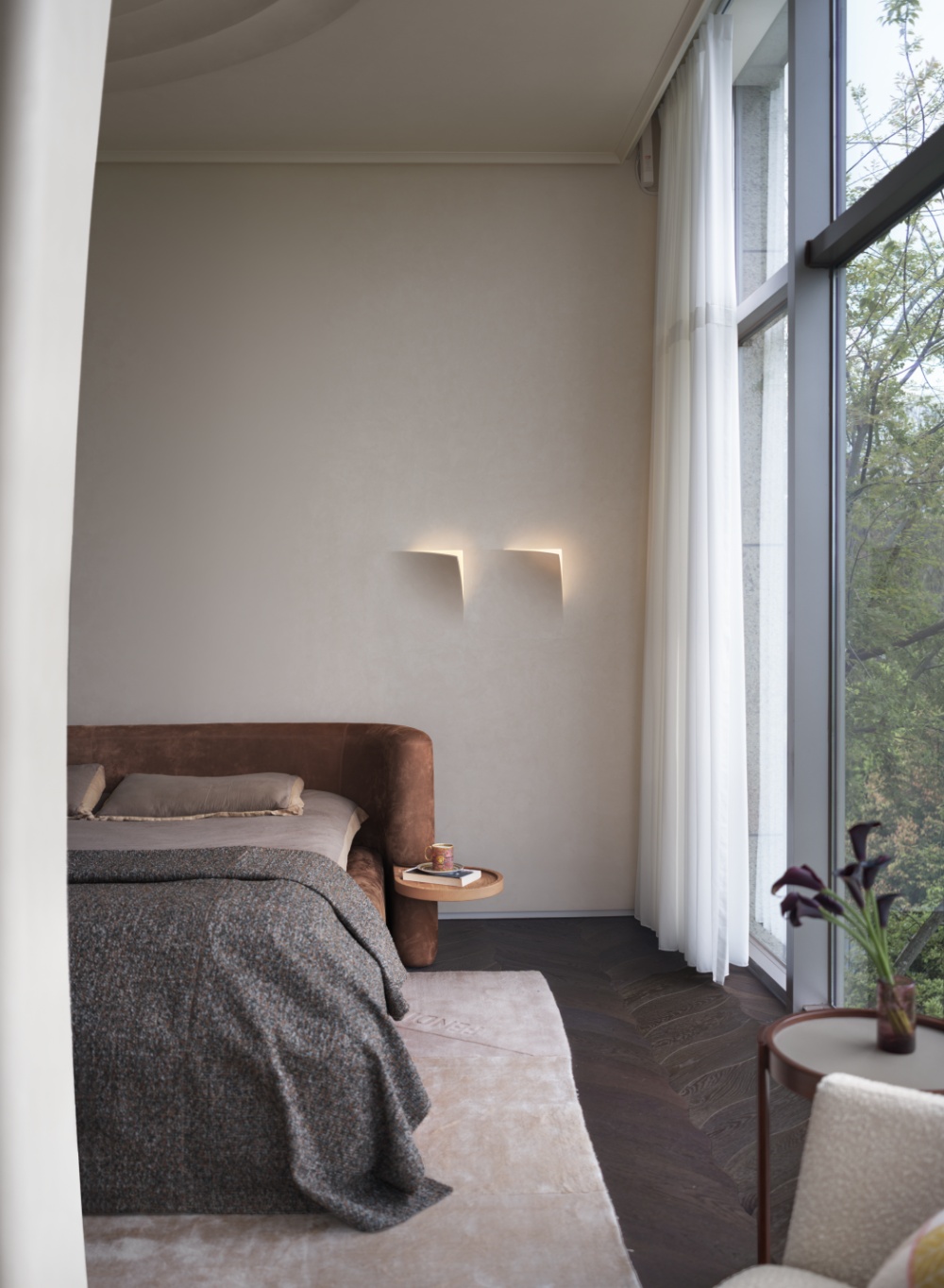 材质决定了空间被感知的方式。 烟熏锯齿木皮的温厚底色，搭配深色木地板与浅色艺术涂料，让家有了可以被触 ...