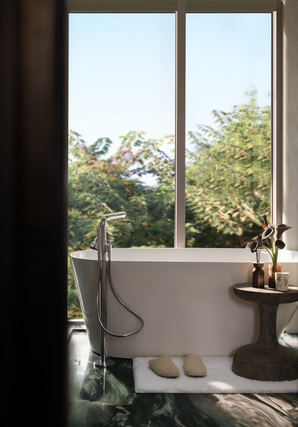 而“边界”在这里被重新定义，它不再是冰冷的墙体与隔断，而是材质与光影共同织就的软性区隔，走廊尽头的一 ...