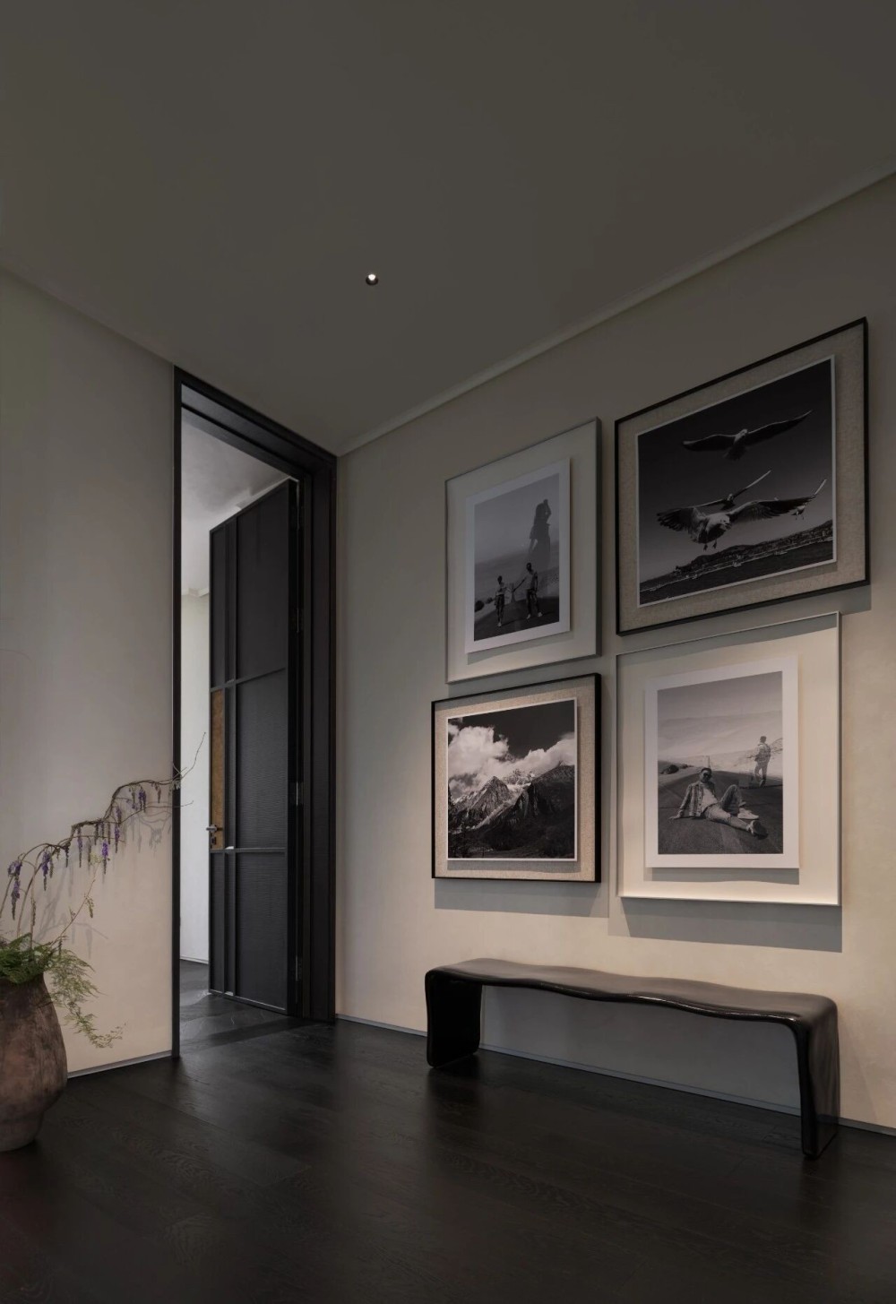 值得一提的是，这次设计中特别融入了“家庭式策展”的理念。小朋友的画作、一家人旅行留下的影像、日常中随 ...