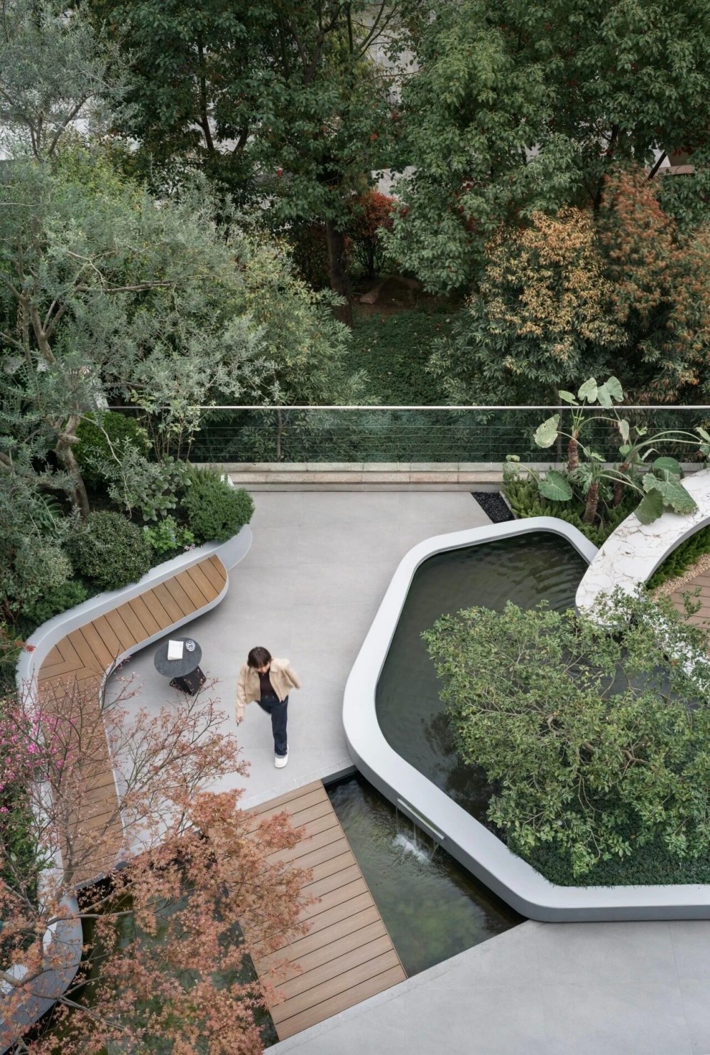 当夕阳落进花园，光影透过弧形窗洞照进屋内，空间不再只是被修饰过的房子，而是一个能让身体放松、让生活慢 ...