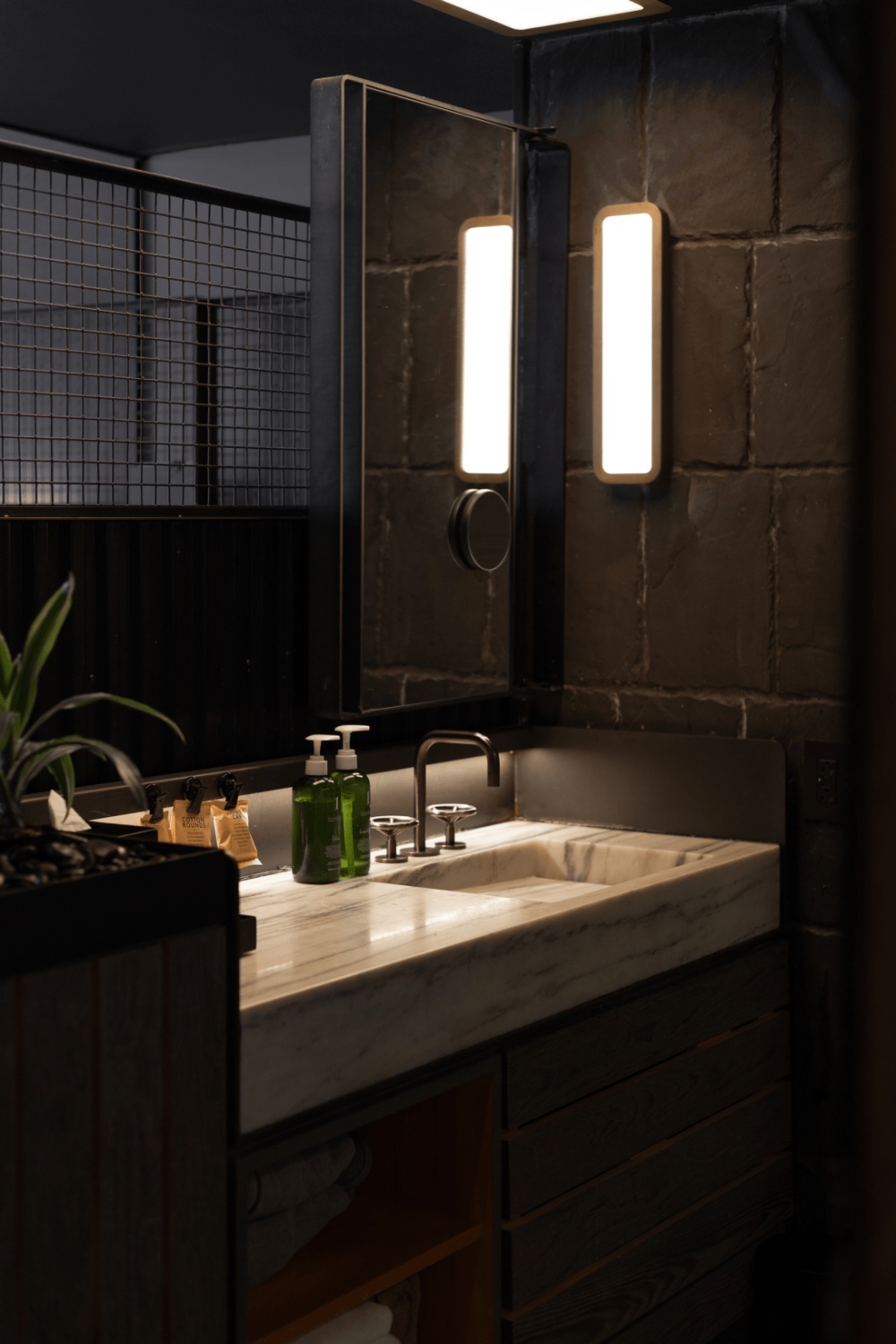 纽约布鲁克林1号酒店 1 Hotel Brooklyn Bridge_1BB_Bathroom_ErikaForteA7365h2880.png
