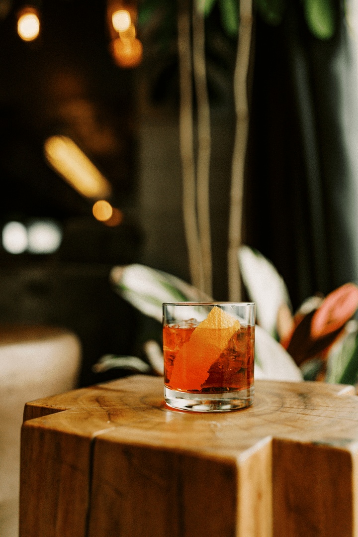 纽约布鲁克林1号酒店 1 Hotel Brooklyn Bridge_harriets_lounge_negroni83w720.png