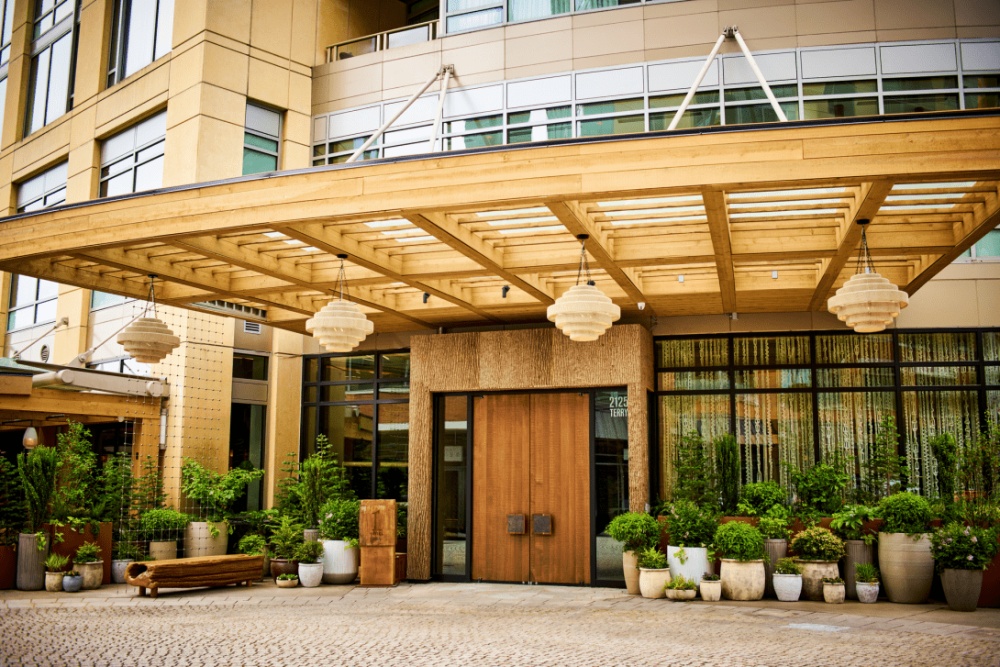 西雅图1号酒店 1 Hotel Seattle_1_Hotel_SEA_Front_Entrance_00066V1h1280.png