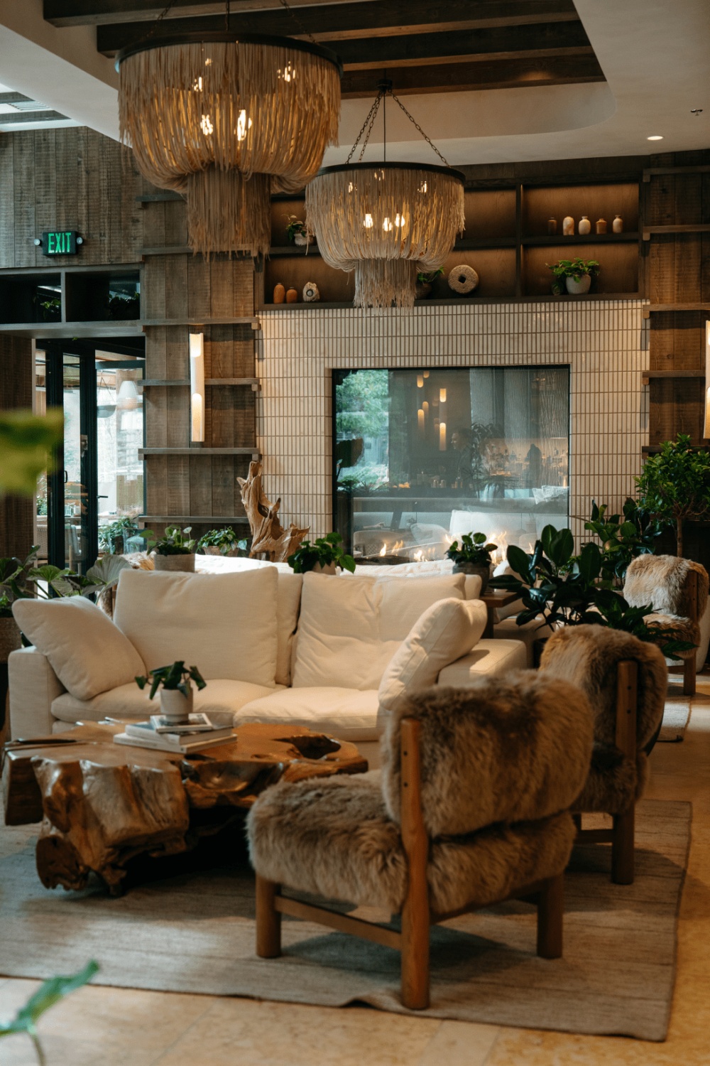 西雅图1号酒店 1 Hotel Seattle_1SE_LobbyCorners4h2880.png