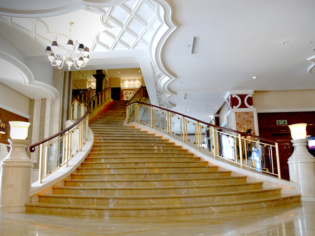 内蒙古东达城市广场锦江国际大酒店_大堂弧型楼梯.jpg
